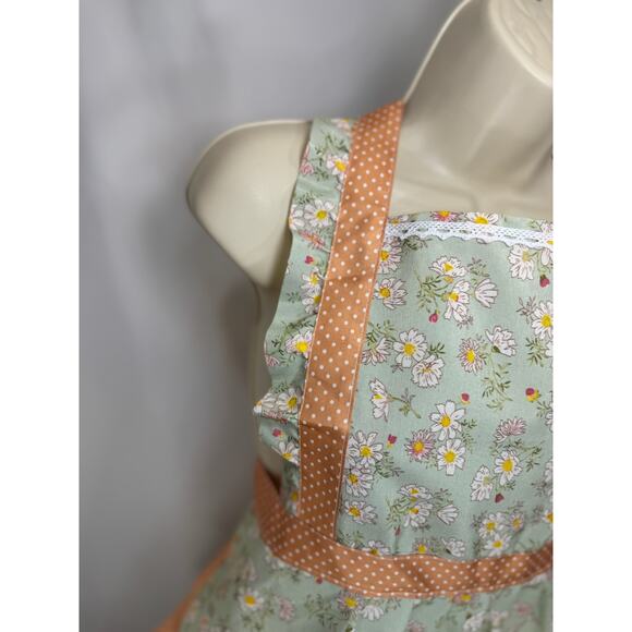 GWP Vintage-Inspired Green Daisy Print Apron with Polka Dot Accents - Picture 8 of 12